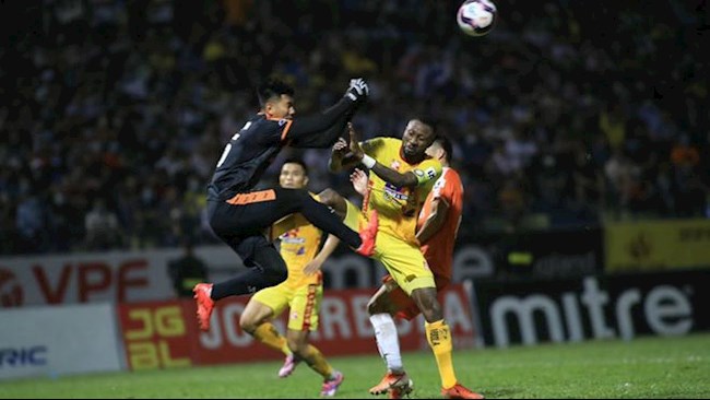 Samson đạp Tuấn Mạnh