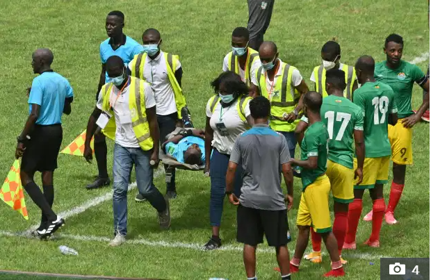 Trọng tài rời sân bằng cáng ở trận Bờ biển Ngà vs Ethiopia hình ảnh Trọng tài rời sân bằng cáng ở trận Bờ biển Ngà vs Ethiopia hình ảnh