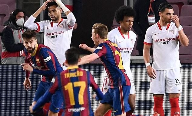 Barca có thể mất người hùng Pique ở lượt về với PSG