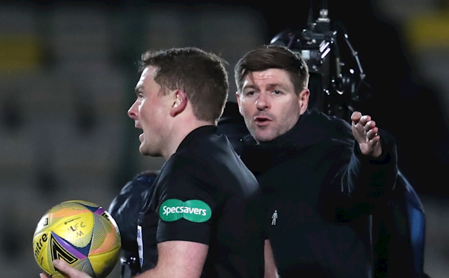 VIDEO Bênh học trò ăn vạ, Steven Gerrard chửi lại trọng tài hình ảnh 2