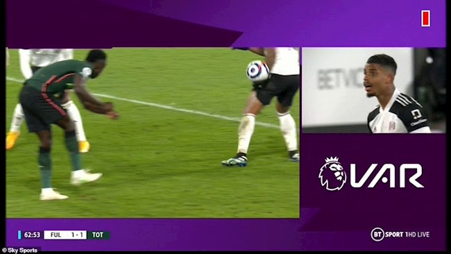 Fulham bị từ chối bàn gỡ hòa vì lỗi để bóng chạm tay do VAR phát hiện ra