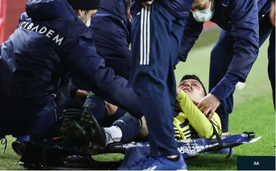 Tiền vệ Mesut Ozil đẫm nước mắt, rời sân bằng cáng hình ảnh