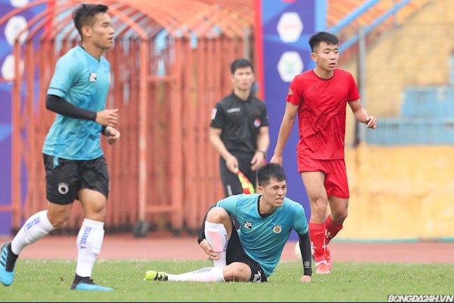 ẢNH: Đình Trọng nhăn mặt sau nỗ lực cản phá bóng ở trận giao hữu