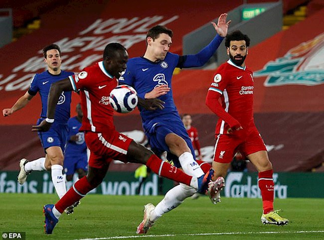 Mane quyết định không ngã ra để kiếm phạt đền khi bị Christensen truy cản