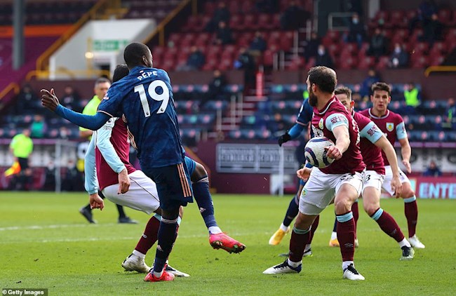 VAR gây tranh cãi trong trận Burnley 1-1 Arsenal hình ảnh VAR gây tranh cãi trong trận Burnley 1-1 Arsenal hình ảnh