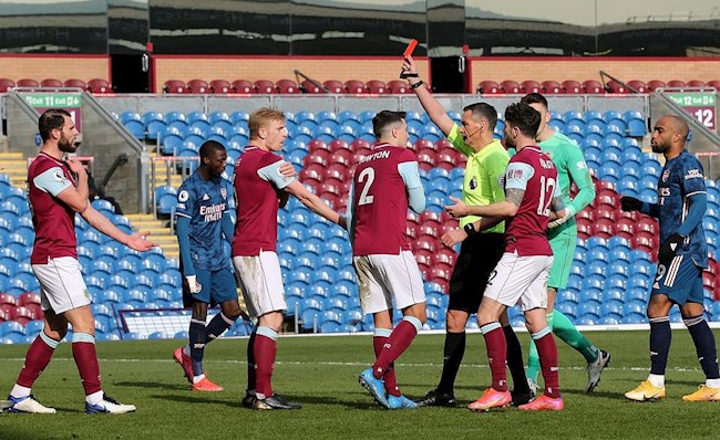 Pieters bi the do cua Burnley