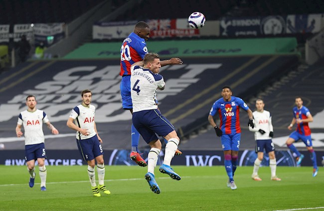 Benteke gỡ hòa cho Palace bằng đánh đầu