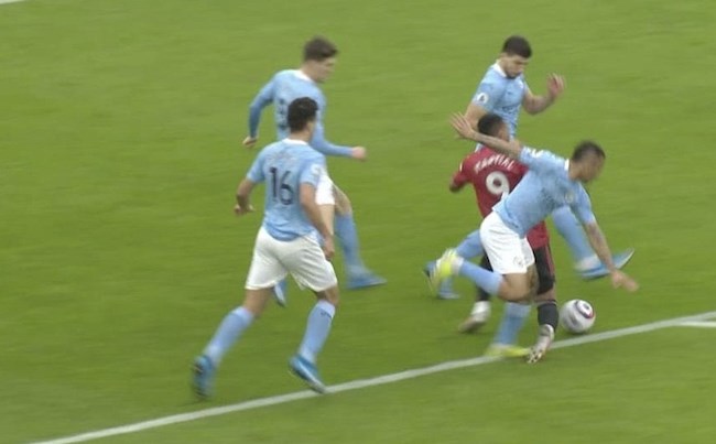 Khiến Man City nhận bàn thua sớm, Gabriel Jesus bị chỉ trích dữ dội