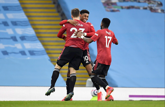 Đồng đội chia vui với Luke Shaw sau bàn nâng tỷ số lên 2-0