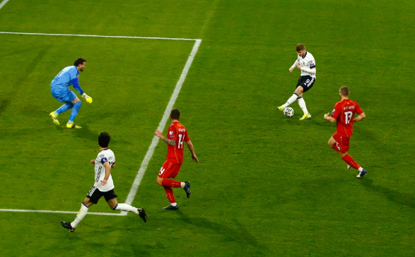 Timo Werner bỏ lỡ không tưởng, nhưng phản ứng của cầu thủ Macedonia mới khiến CĐV cười lăn lộn