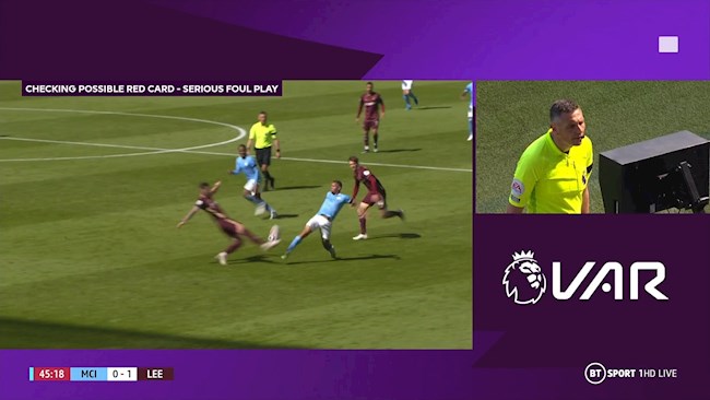 Raheem Sterling thoát thẻ đỏ khó tin trước Leeds