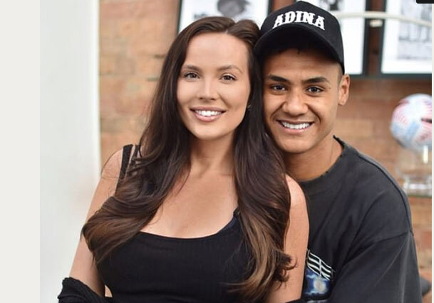 Bạn gái bật khóc sau bàn thắng của Ollie Watkins vào lưới Liverpool