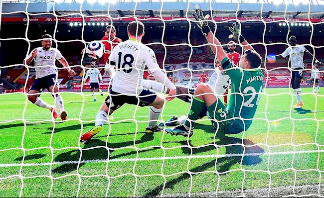 Liverpool vs Aston Roberto Firmino bi tu choi