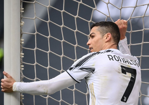 VIDEO: Tình huống bỏ lỡ khó tin của Cristiano Ronaldo ở Serie A
