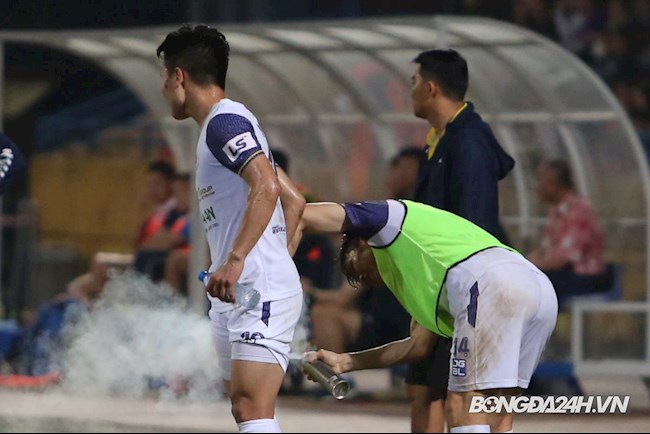 Tấn Tài thay nhân viên y tế xịt giảm đau cho Quang Hải