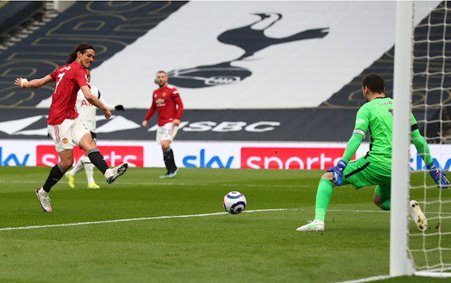Cavani đã làm tung mành lưới Tottenham