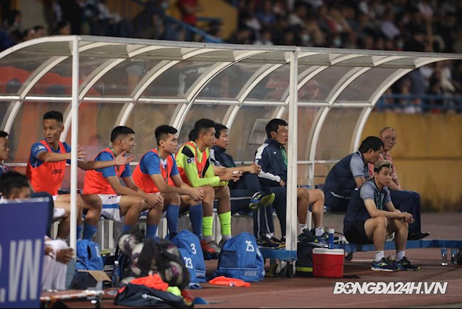 Băng ghế dự bị của Than Quảng Ninh tan hoang chỉ sau hiệp một