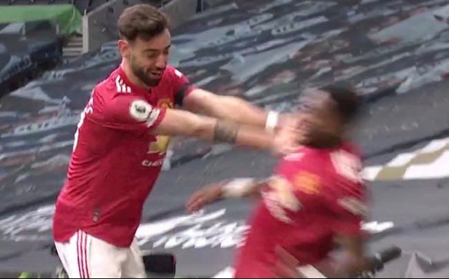 Bruno đẩy ngã đồng đội trong tình huống ăn mừng