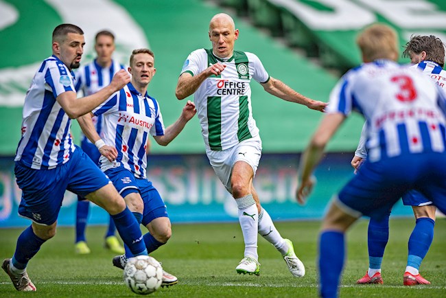 Tái xuất sân cỏ, Robben bị đội bóng cũ của Văn Hậu bón hành