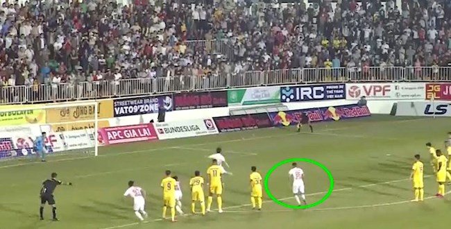 Công Phượng suýt chút nữa phải đá lại quả phạt đền cuối trận