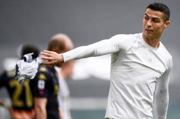 Ronaldo ném áo sau trận đấu với Juventus