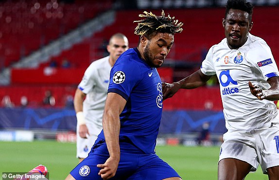 Porto chơi tấn công, trong khi đó Chelsea chủ động chơi chặt chẽ bên phần sân nhà Porto chơi tấn công, trong khi đó Chelsea chủ động chơi chặt chẽ bên phần sân nhà