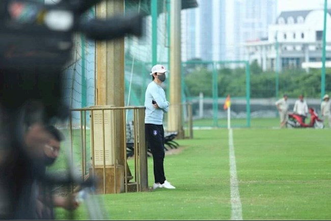 HLV Park Choong Kyun xuất hiện trong buổi tập của CLB Hà Nội hình ảnh