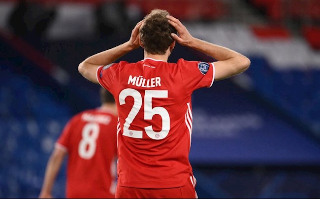Tình huống phạm lỗi hài hước của Thomas Muller với cầu thủ PSG