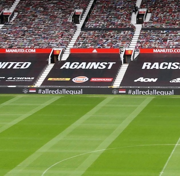 Sự thay đổi trên các khán đài ở sân Old Trafford