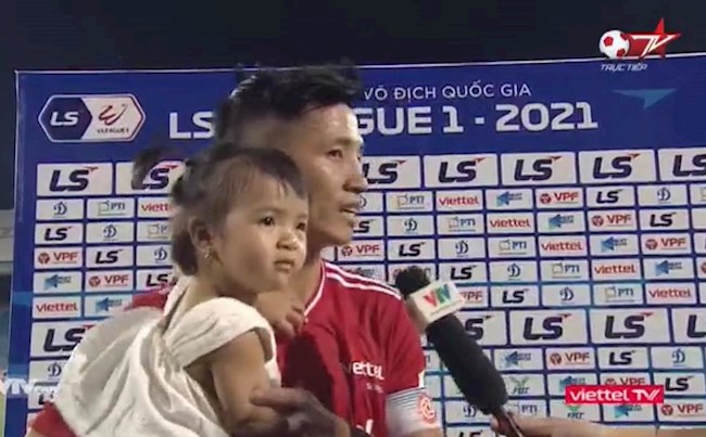 Bùi Tiến Dũng bế con