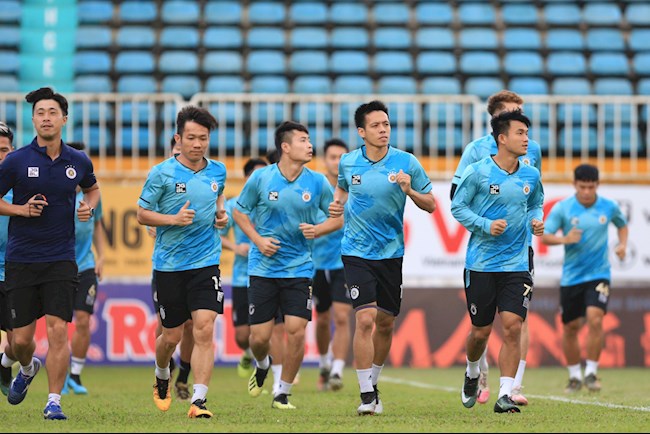 Văn Quyết tái xuất, Hà Nội làm quen sân Pleiku trước đại chiến