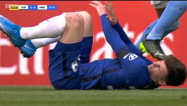 Giẫm thẳng vào mặt Mason Mount, Fernandinho vẫn vô tội