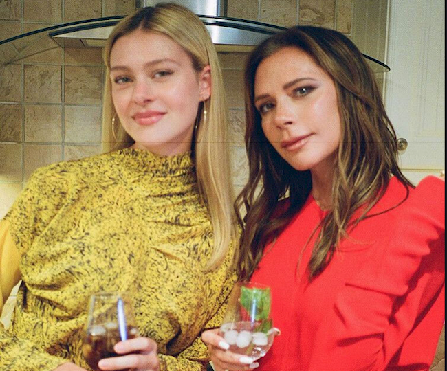 Nicola Peltz bên cạnh bà Beck Nicola Peltz bên cạnh bà Beck