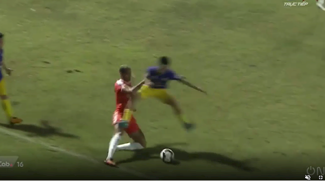 VIDEO: Văn Quyết xông phi đạp thẳng vào đùi trung vệ của Đà Nẵng