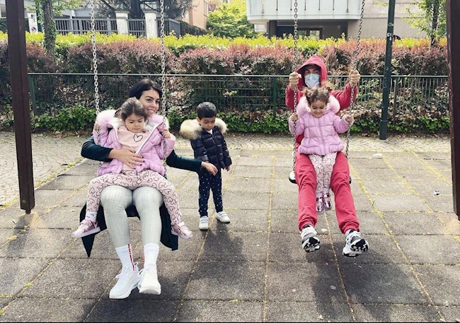 Ronaldo cùng bạn gái và các con có buổi vui chơi ngoài trời