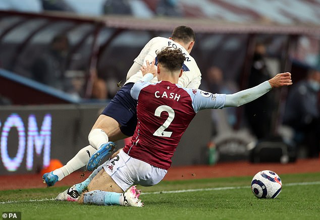 Đến đầu hiệp 2, Cash của Aston Villa cũng bị đuổi khỏi sân nên đội chủ nhà cũng chẳng thể bật lại