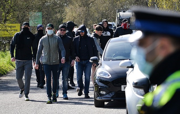 CĐV làm loạn sân tập của MU