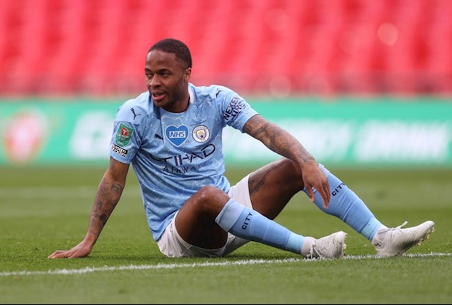 Nhìn lại tình huống dẫn bóng đi vào lòng cỏ của Sterling trước PSG