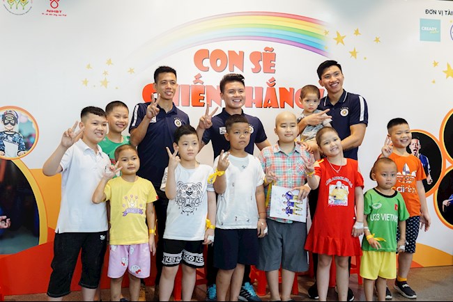 Quang Hải ghi điểm ngoài sân cỏ