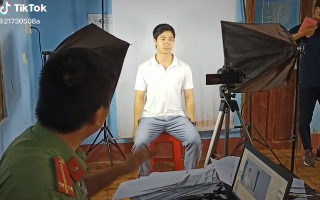 Xuân Trường nghiêm túc, Công Phượng tươi tắn đi làm Căn cước công dân gắn chip