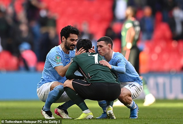 Gundogan và Foden an ủi Son sau trận