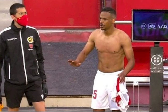 Sự cố trọng tài xảy ra trận Sevilla vs Granada La Liga hình ảnh