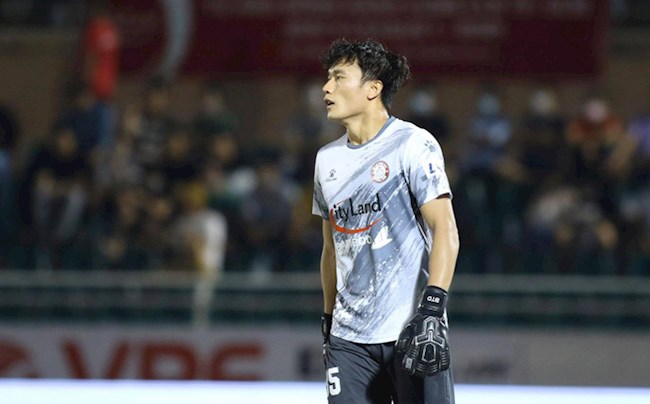 VIDEO: Vừa trở lại bắt chính, Bùi Tiến Dũng đã mắc sai lầm tai hại