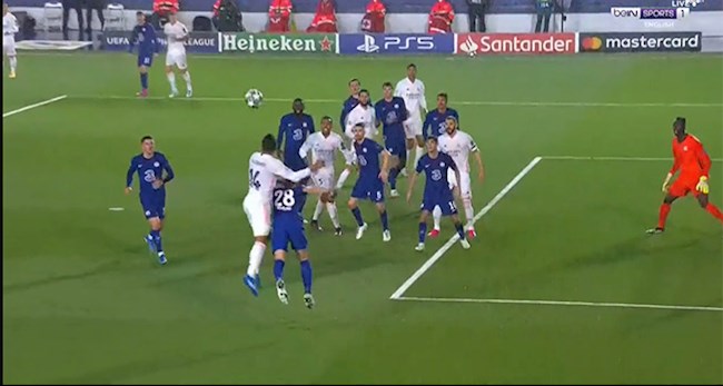 Bàn gỡ hòa của Benzema ở trận Real Madrid vs Chelsea không hợp lệ?