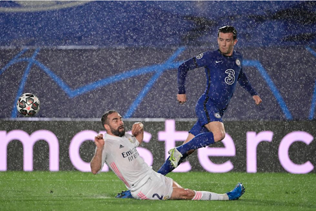 Cơn mưa nặng hạt trong hiệp 1 không làm giảm sức nóng của màn đại chiến