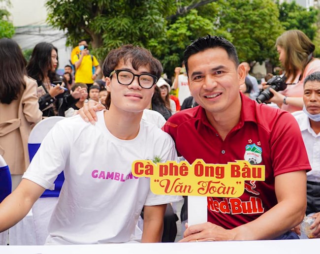 HLV Kiatisuk tham dự sự kiện khai trương quán Cafe Ông Bầu của tiền đạo Văn Toàn HLV Kiatisuk tham dự sự kiện khai trương quán Cafe Ông Bầu của tiền đạo Văn Toàn
