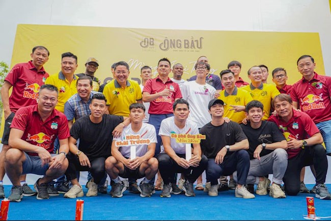 HLV Kiatisuk tham dự sự kiện khai trương quán Cafe Ông Bầu của tiền đạo Văn Toàn HLV Kiatisuk tham dự sự kiện khai trương quán Cafe Ông Bầu của tiền đạo Văn Toàn