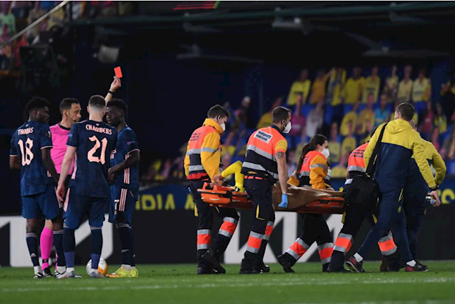 Quá đắng cho Capoue: Vừa rời sân ở trên cáng, vừa phải nhận thẻ đỏ