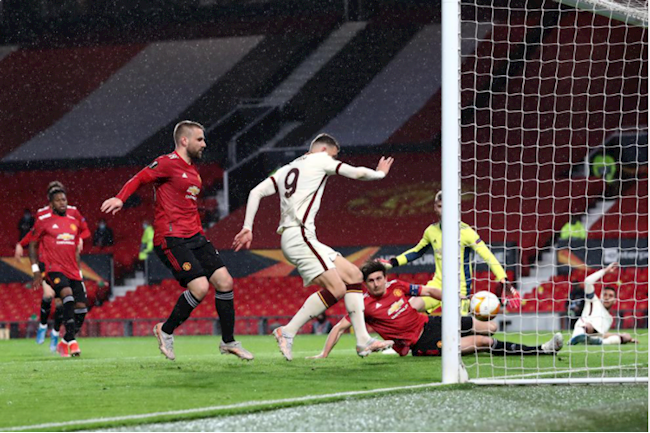 Dzeko nâng tỷ số lên 2-1 cho Roma Dzeko nâng tỷ số lên 2-1 cho Roma