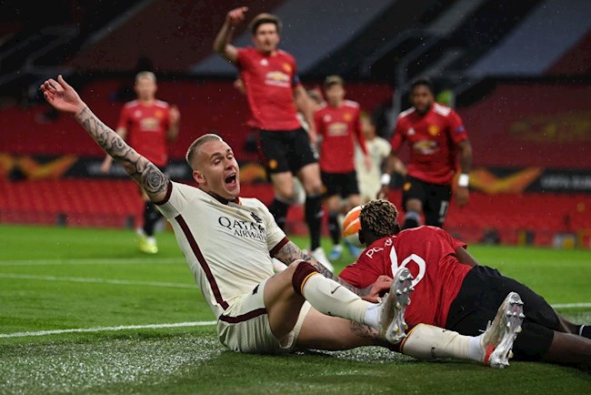 Paul Pogba “chơi bóng chuyền” khiến MU phải nhận 11m